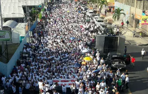 Miles de panameños protestan en la capital contra el matrimonio igualitario