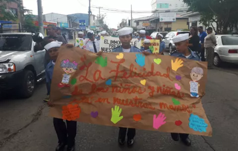 Instituto de Marina Mercante de Penonomé marcha por los niños