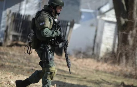 La policía detiene al sospecho de asesinar a sus padres en una universidad de Michigan