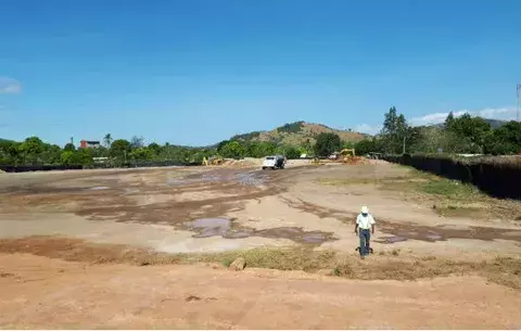 Grupo de estudiantes de escuela Miguel Alba dan clases cerca de una cantina
