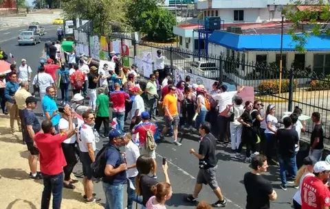 Manifestantes levantan el 'Muro de los Corruptos' en la Asamblea