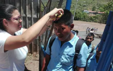 Miranda: cortarles el cabello a estudiantes ngäbes 'viola sus derechos'