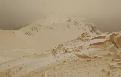 Cae nieve anaranjada en algunas partes de Europa