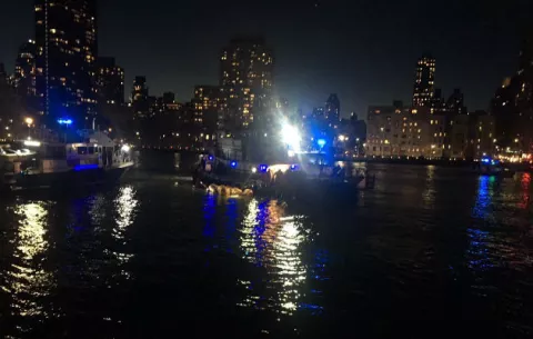 Helicóptero cae en la costa oriental de la isla de Manhattan