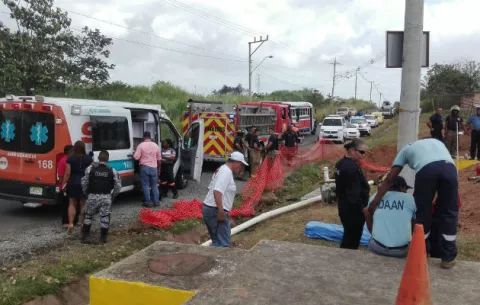 Un obrero muerto y tres heridos al caer en hueco en Los Guayacanes