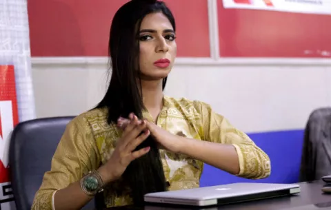 La primera transexual presentadora de TV rompe las barreras en Pakistán 