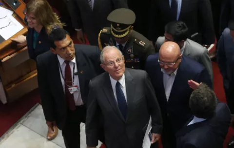 Opositores peruano esperan alcanzar las firmas necesaria para una moción de destitución a Kuczynski