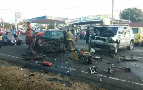 Colisión entre dos vehículos deja cuatro heridos en Potrerillos