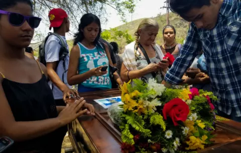 Realizan las honras fúnebres de los 68 reos que fallecieron en Carabobo