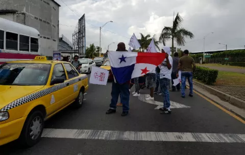 Trabajadores protestan en la ciudad de Colón