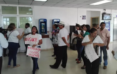 Reclaman médicos especialistas y equipos en hospital Nicolás Solano 