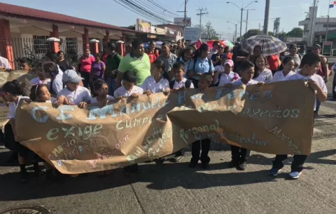 Marchan en escuela de Santiago; exigen la ejecución de proyectos