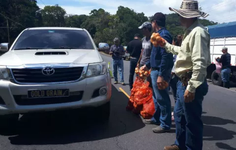 Productores regalan 50 quintales de cebolla y exigen al Gobierno que cumpla
