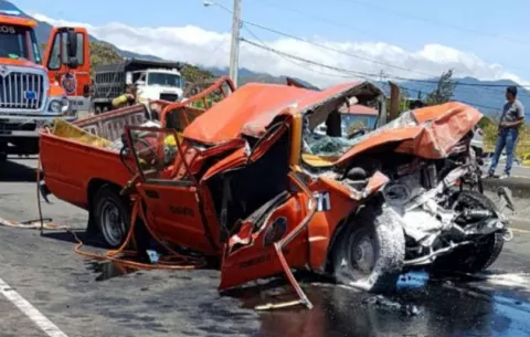 Cuatro heridos tras colisión entre diablo blanco y pick-up en Boquete