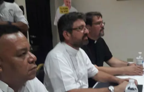 Dirigentes y autoridades reunidos en Colón; docentes levantan paro