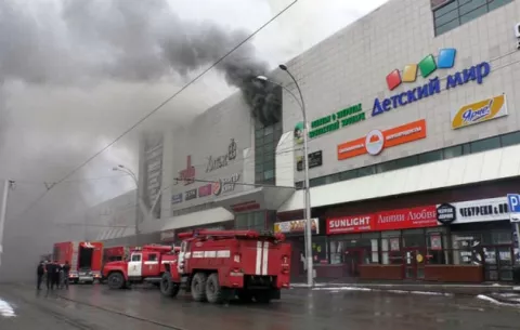 Buscan a 13 personas desaparecidas en un incendio en un Centro Comercial de Siberia