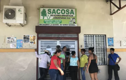 Trabajadores paralizan servicio de recolección de basura en Santiago
