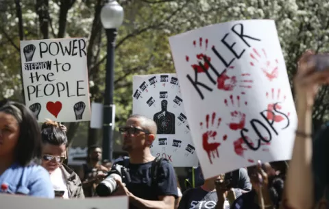 Marchan en Sacramento contra la muerte de negros por policías