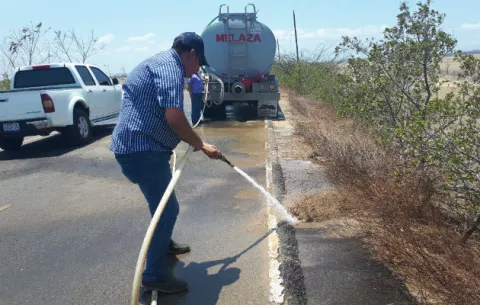 Limpian pavimento de vía hacia playa de El Salado en Aguadulce