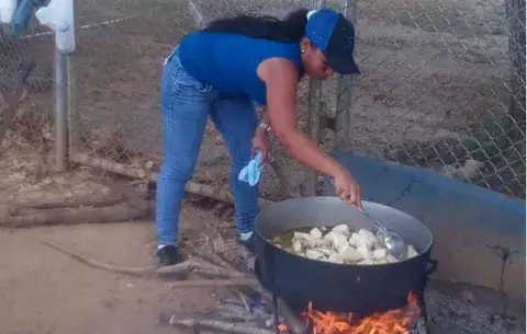Con sancocho de gallo protestan en la escuela La Colorada de Los Santos 