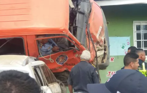 Dos heridos tras estrellarse microbús de los bomberos en Boquete
