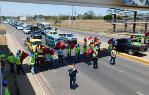 Trabajadores de la construcción cierran vía en La Villa de Los Santos