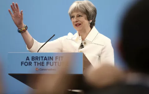 Theresa May: Londres no "tolerará" amenazas ante las represalias de Moscú
