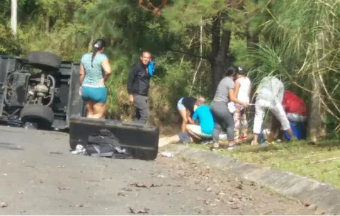 Mueren tres venezolanos tras volcarse four wheel  en Altos del María