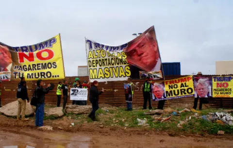 Mexicanos protestan contra visita de Trump a prototipos del muro fronterizo