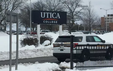 Cierran centro universitario Utica College en Nueva York por amenazas