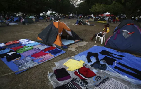 Venezolanos hambrientos cruzan a ciudad brasileña con comida pero con poco futuro
