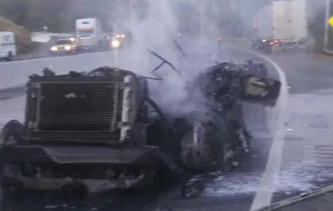 Conductor de articulado se salva de morir calcinado
