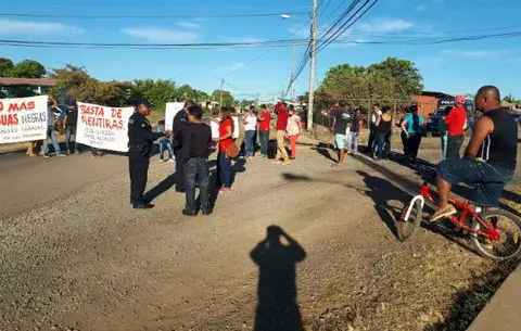 ¡Disgustados! Protestan por fuertes olores en Santiago