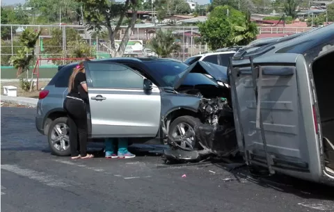 Tres heridos por colisión y vuelco en La Chorrera