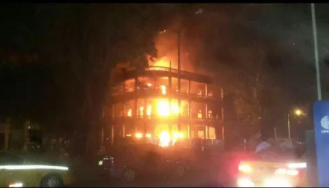 ¡Caos en Colón! Prenden fuego a la Casa Wilcox y queman llantas en las avenidas