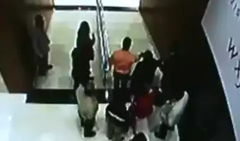 [VIDEO] Suplente de Benicio Robinson golpea en la cara a Zulay Rodríguez