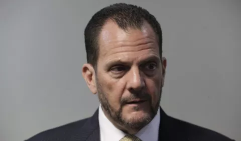 Otro funcionario que se cuadra con el Ejecutivo en lucha de poderes