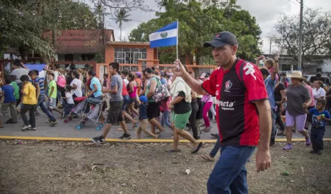 México entrega visas de tránsito a migrantes  