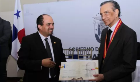 Medalla Rogelio Sinán para Arroyo 