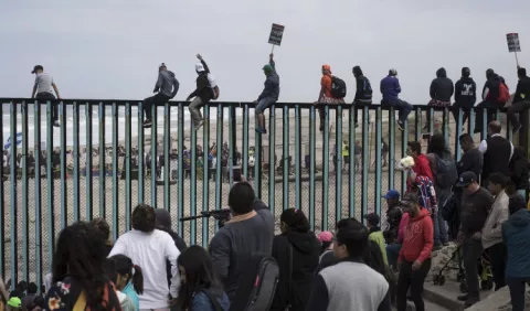 Cientos de migrantes retan al presidente Donald Trump