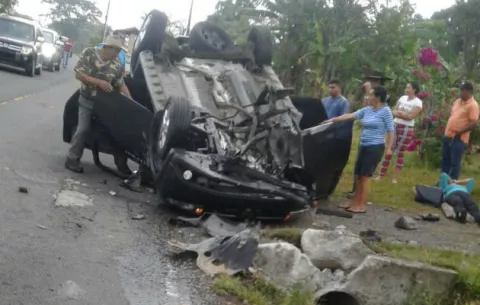 Muere docente y dos heridas en aparatoso accidente en Boquerón
