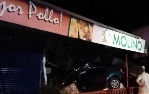 Auto queda dentro del restaurante El Molino, en David