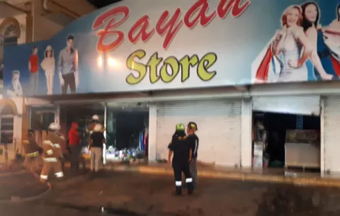 Incendio en almacén de la avenida central en Aguadulce