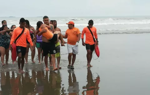 Rescatan a joven de 22 años en playa Las Lajas