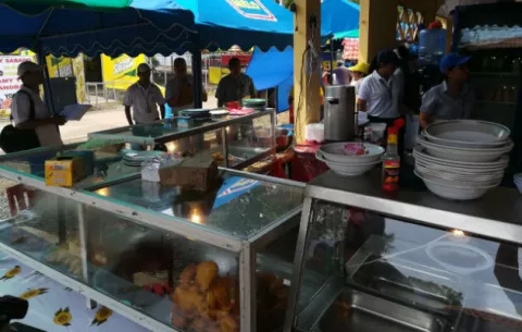 Salud decomisa alimentos en mal estado en la Feria de Azuero