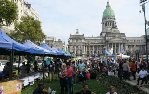 Protestan contra el presidente Macri con una feria a precios "populares"