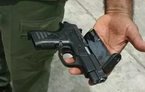 Niño de siete años lleva un arma al colegio en vez útiles escolares