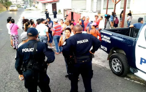 ¡Cansados! En la 7 de Septiembre en Arraiján siguen sin agua