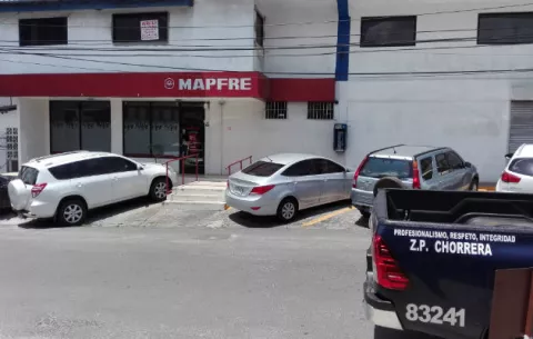 Delincuentes armados asaltan aseguradora en La Chorrera