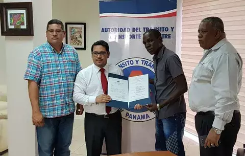 ATTT contrata a hombre que salvó la vida a una mujer en Pueblo Nuevo